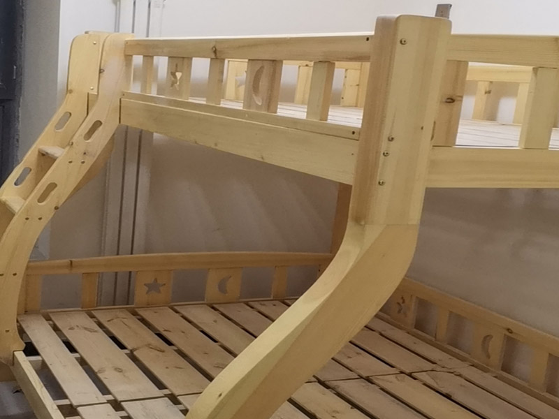 家具組裝維修：1、墻面中的裝修管線：水電改造已經(jīng)是現(xiàn)代裝修中必不可少的一項，所以墻面中，頂棚中，頂與墻的交接處都會有管線埋于墻內(nèi)的可能。定制家具的安裝其實與整體櫥柜非常像，也有吊柜，有時也需要用到電錘之類的重型裝備，如果事先我們都不知道那里有管，那里有線，就會有打斷線，打爆水管的可能；線比較好接起來，可是水管就很難搞了。 2、拉手、把手等五金件的安裝：這里主要是要確定安裝位置，以最合適家人的高度或者位置就可以，而不要光圖美觀好看。比如吊柜或者增高柜的把手一定要安裝在門的下面，地柜、寫字臺的小柜，一定要放在上面。 3、注意保持衛(wèi)生：如果是更換家里的舊家具，這一點尤為重要，因為定制家具不同于成品家具，很多東西是在您的家中安裝完成的，要有一些打孔、切割等工作，所以必然會有一些鋸末和灰塵產(chǎn)生。 4、安裝時要注意家中的其它位置的保護(hù)，因為家具一般在家裝過程中是最后進(jìn)場（不裝修的話更要保護(hù)家里的物品），家具安裝完，就要做保潔了。重點保護(hù)的對象是：地板（尤其是實木地板）、門套、門、樓梯、墻紙、壁燈等。