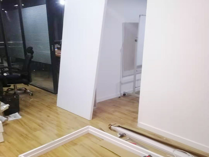 木門安裝服務：木門安裝的第一步是拼裝門套，要先將木門的門套和立板找出，依據(jù)反面編號對好接合口，其采口應在同一平面上，然后在接口處涂上膠水。在拼裝時，不要直接把螺絲打入門套內(nèi)，應查看采口之間的尺度是否正確，接合處是否平坦結(jié)實再進行安裝。當門套拼接好之后，就需要將它放在門洞內(nèi)，然后使用一些木條將它的四周進行固定，門套的雙面應與墻體保持在同一平面上。其次要查看門套的全體是否和地面垂直，門套的頂板和兩立板的兩個角是否直角，門套立板有無曲折。 接著需要安裝門扇，在這個步驟，需要注意的是其合頁槽與門扇兩邊的距離應以門扇高度的1/10為宜，合頁槽的深度以合頁的單片厚度為宜。如果門的重量較重，就需要安裝3個合頁。當合頁裝好以后，要再用螺絲將其固定。需要注意的是門套上的合頁要先只擰上一顆螺釘，然后關(guān)門查看門的左右和上面的縫隙是否相同，開啟是否靈敏，確認無誤后，再將其它的螺釘擰緊固定。