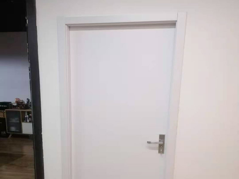 木門安裝服務：木門安裝的第一步是拼裝門套，要先將木門的門套和立板找出，依據(jù)反面編號對好接合口，其采口應在同一平面上，然后在接口處涂上膠水。在拼裝時，不要直接把螺絲打入門套內(nèi)，應查看采口之間的尺度是否正確，接合處是否平坦結(jié)實再進行安裝。當門套拼接好之后，就需要將它放在門洞內(nèi)，然后使用一些木條將它的四周進行固定，門套的雙面應與墻體保持在同一平面上。其次要查看門套的全體是否和地面垂直，門套的頂板和兩立板的兩個角是否直角，門套立板有無曲折。 接著需要安裝門扇，在這個步驟，需要注意的是其合頁槽與門扇兩邊的距離應以門扇高度的1/10為宜，合頁槽的深度以合頁的單片厚度為宜。如果門的重量較重，就需要安裝3個合頁。當合頁裝好以后，要再用螺絲將其固定。需要注意的是門套上的合頁要先只擰上一顆螺釘，然后關(guān)門查看門的左右和上面的縫隙是否相同，開啟是否靈敏，確認無誤后，再將其它的螺釘擰緊固定。