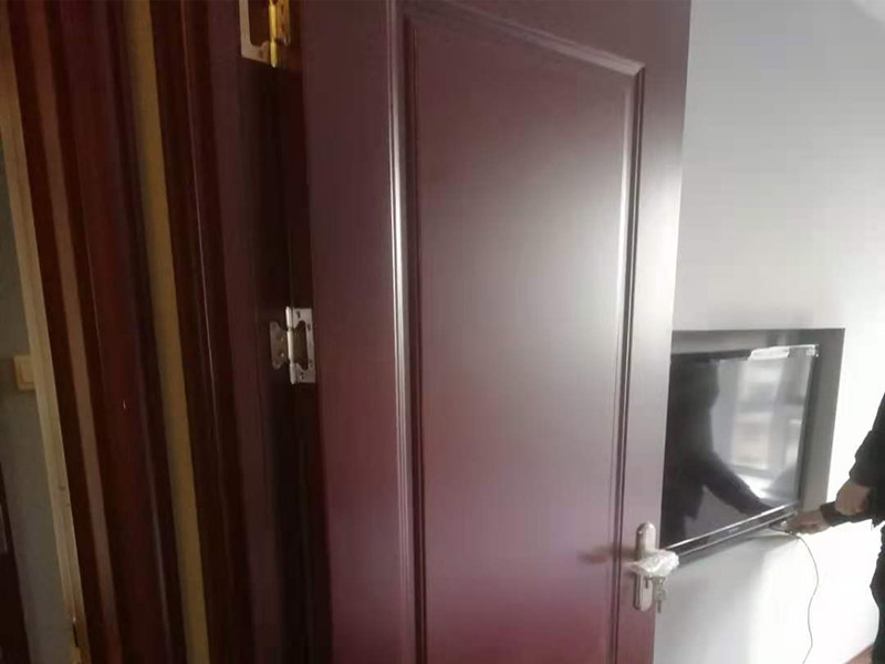 室內(nèi)木門安裝：首先要組裝門套。在上一個木門安裝步驟中已經(jīng)將木門的各個部件整理好了，所以此時只需要將門套與立板根據(jù)編號接合。接下來將門套安裝進(jìn)門洞里。這是比較重要的一個木門安裝步驟，應(yīng)該先將門套的四周固定好，要注意門套是否與地面垂直，這時候的木門安裝標(biāo)準(zhǔn)是垂直誤差不可以超過2mm,水平誤差不允許超過1mm。然后就是安裝門扇了，密封條一定要做好。最后是安裝五金，包括門鎖、合頁、門吸等，一定要確保靈活、牢固。