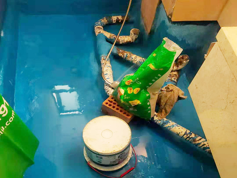 閉水試驗樓下檢查：首先要將事先準備好的沙子裝進塑料袋里，這樣才能嚴實地堵住地漏，也可以做到防止蓄的水跑掉。塑料袋就是防水涂料的包裝袋，一般都會在刷完防水以后特定將這個塑料袋留著，以備做閉水試驗的時候用。 2、第二步：將水有可能滿出來的門口堵上水泥，地面很低的地方就是不能用的。 3、第三步：放水。水要將整個涂閉水試驗的地面全部都要浸濕，一般來說差不多放1公分就足夠了，但是怕放的水在未來的48小時內(nèi)蒸發(fā)掉，那么你就可以考慮放在2公分高就可以了。