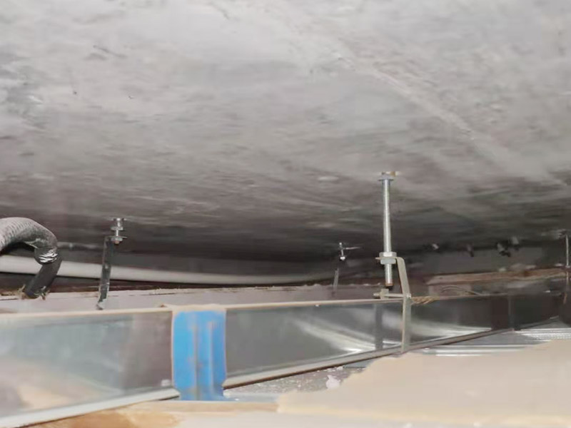 閉水試驗樓下檢查：首先要將事先準備好的沙子裝進塑料袋里，這樣才能嚴實地堵住地漏，也可以做到防止蓄的水跑掉。塑料袋就是防水涂料的包裝袋，一般都會在刷完防水以后特定將這個塑料袋留著，以備做閉水試驗的時候用。 2、第二步：將水有可能滿出來的門口堵上水泥，地面很低的地方就是不能用的。 3、第三步：放水。水要將整個涂閉水試驗的地面全部都要浸濕，一般來說差不多放1公分就足夠了，但是怕放的水在未來的48小時內(nèi)蒸發(fā)掉，那么你就可以考慮放在2公分高就可以了。