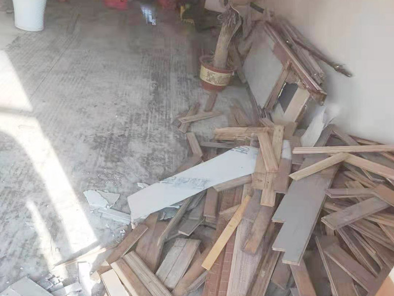 老舊陽臺(tái)鏟除裝修：原有的下水和地漏要做好保護(hù)，以防在拆除過程中掉下的。地面拆除需到混凝土層。原有開發(fā)商交付的防水必須全部鏟除。鏟除以后要先做地面找平。以防出現(xiàn)魚眼坑坑洼洼等不平。導(dǎo)致防水無效及。地磚空鼓。防水干了以后，一定要做24小時(shí)得閉水試驗(yàn)，然后到樓下去檢查是否漏水，才能繼續(xù)施工。 陽臺(tái)雖然不會(huì)經(jīng)常有大面積的積水，但是為了防止意外的發(fā)生，防水是一定要做的哦。