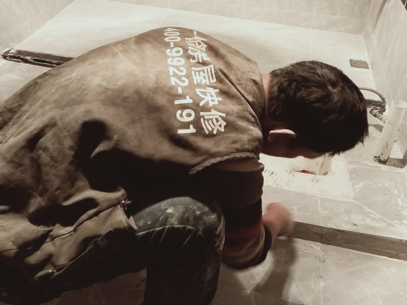 衛(wèi)生間改造瓷磚勾縫：一般在瓷磚完成24小時后才能開始勾縫，填縫太早不但會令填縫劑返堿，還會影響瓷磚的粘結(jié)力。因為瓷磚鋪貼后，內(nèi)部的粘結(jié)材料起碼要24小時后才能完全干固，如果太早填縫會造成瓷磚高低不平或松動脫落的現(xiàn)象。 裝修期間，場地比較容易臟，所以在填縫前必須先清理干凈場地，用吸塵器把縫隙中的灰塵雜物吸出來，如果地面有水分，必須清理干凈才行。