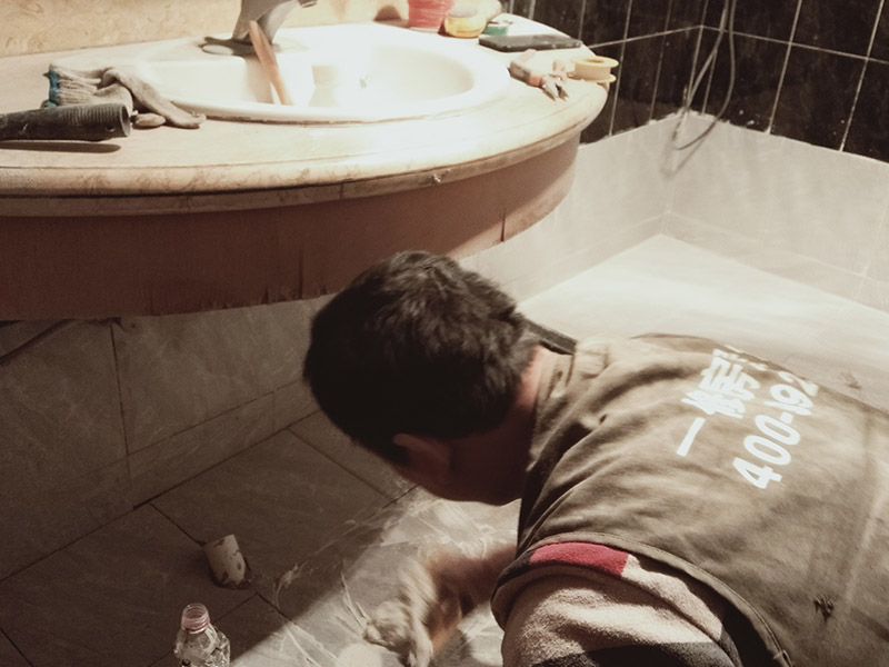 衛(wèi)生間改造瓷磚勾縫：一般在瓷磚完成24小時后才能開始勾縫，填縫太早不但會令填縫劑返堿，還會影響瓷磚的粘結(jié)力。因為瓷磚鋪貼后，內(nèi)部的粘結(jié)材料起碼要24小時后才能完全干固，如果太早填縫會造成瓷磚高低不平或松動脫落的現(xiàn)象。 裝修期間，場地比較容易臟，所以在填縫前必須先清理干凈場地，用吸塵器把縫隙中的灰塵雜物吸出來，如果地面有水分，必須清理干凈才行。