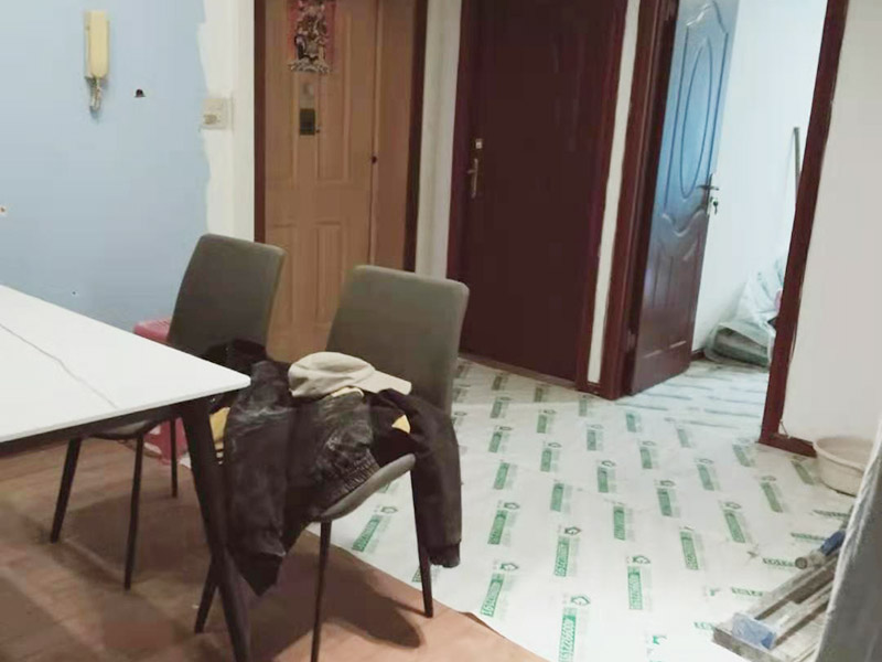 走廊成品保護措施：為加快先進技術(shù)與現(xiàn)代管理方法和手段在項目的運用，努力降低成本，提高工程質(zhì)量，確保全面實現(xiàn)對業(yè)主的承諾。施工現(xiàn)場隨著施工進行，成品保護工作顯得尤為重要，做好成品保護工作，是在施工過程中要對已完工分項進行保護，否則一旦造成損壞，將會增加修復工作，帶來工、料浪費、工期拖延及經(jīng)濟損失。因此成品保護是施工管理重要組織部分，是保證施工生產(chǎn)順利進行的主要環(huán)節(jié)。