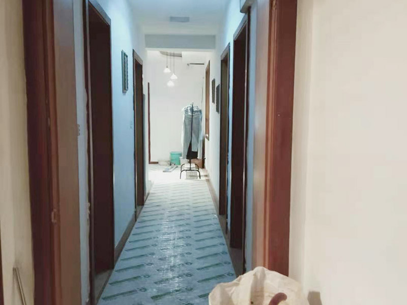 走廊成品保護措施：為加快先進技術(shù)與現(xiàn)代管理方法和手段在項目的運用，努力降低成本，提高工程質(zhì)量，確保全面實現(xiàn)對業(yè)主的承諾。施工現(xiàn)場隨著施工進行，成品保護工作顯得尤為重要，做好成品保護工作，是在施工過程中要對已完工分項進行保護，否則一旦造成損壞，將會增加修復工作，帶來工、料浪費、工期拖延及經(jīng)濟損失。因此成品保護是施工管理重要組織部分，是保證施工生產(chǎn)順利進行的主要環(huán)節(jié)。