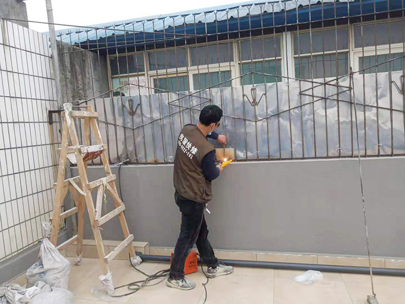 屋頂欄桿安裝：先把橫桿和豎桿分開；把防水圈放進(jìn)其中的兩根橫桿里（只需要放朝上的一個(gè)面）最上面一個(gè)橫桿是不用放的；最上面橫桿上的防水圈是先穿進(jìn)豎桿里的（注意方向不要放錯(cuò)）；找出兩根帶小圓孔的豎桿把這兩根豎桿穿進(jìn)橫桿處有圓孔部位里，用螺絲固定（最下面一個(gè)橫桿的螺絲等全部組裝好以后才固定）；依次把其他豎桿也同樣穿進(jìn)橫桿里；全部豎桿穿好后把卡片豎直放進(jìn)豎桿的孔里，再轉(zhuǎn)動(dòng)卡片，讓它卡進(jìn)豎桿里；把組裝好的護(hù)欄，用連接件把橫桿和立柱連接，用螺絲固定；把腳板用膨脹螺絲固定在地面上。