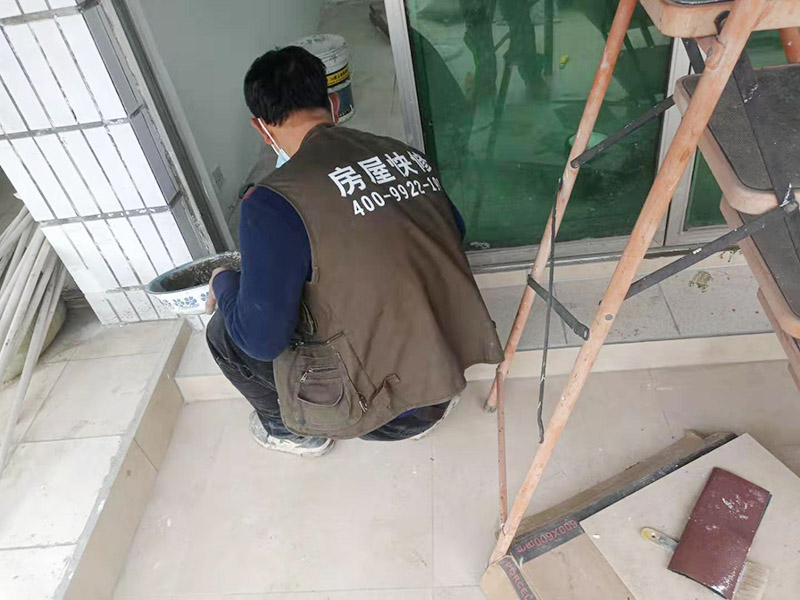 屋頂欄桿安裝：先把橫桿和豎桿分開；把防水圈放進(jìn)其中的兩根橫桿里（只需要放朝上的一個(gè)面）最上面一個(gè)橫桿是不用放的；最上面橫桿上的防水圈是先穿進(jìn)豎桿里的（注意方向不要放錯(cuò)）；找出兩根帶小圓孔的豎桿把這兩根豎桿穿進(jìn)橫桿處有圓孔部位里，用螺絲固定（最下面一個(gè)橫桿的螺絲等全部組裝好以后才固定）；依次把其他豎桿也同樣穿進(jìn)橫桿里；全部豎桿穿好后把卡片豎直放進(jìn)豎桿的孔里，再轉(zhuǎn)動(dòng)卡片，讓它卡進(jìn)豎桿里；把組裝好的護(hù)欄，用連接件把橫桿和立柱連接，用螺絲固定；把腳板用膨脹螺絲固定在地面上。