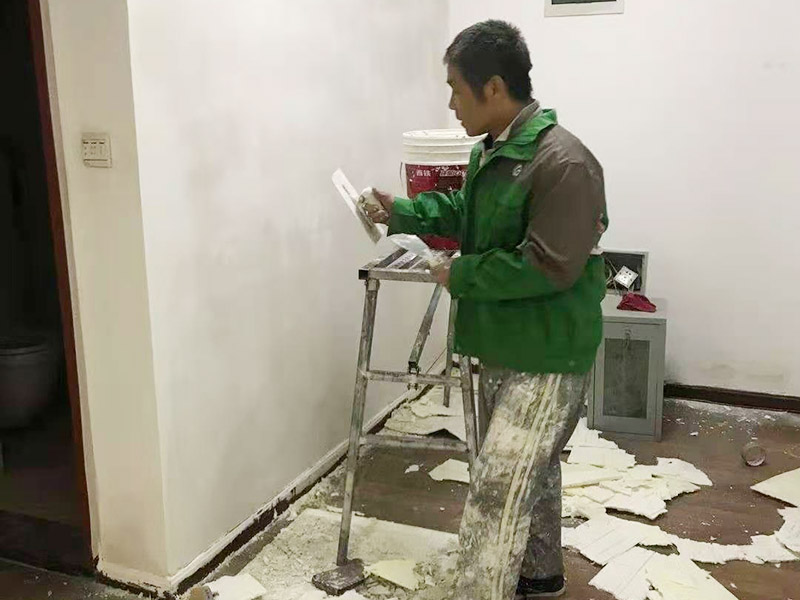 舊墻紙鏟除翻新：對(duì)于表面光潔，質(zhì)地類似于塑料的墻紙，可用手直接將其剝離。其剝離的步驟是，在墻體的頂端部分，用美工刀將墻紙的翹起，在用手捏住翹起的墻紙，將其往下慢慢的剝落。要注意的是，墻紙?jiān)趶膲ι蟿冸x時(shí)，最好要從上往下剝離，這樣的才能夠更容易的將墻紙從墻上剝離下來(lái)。 對(duì)于較難拆除干凈的墻紙，可先用美工刀，將墻紙沿著水平線割開(kāi)，每條割縫間的間距大約在20-25厘米間，這樣才能夠保證墻紙剝除劑或溫肥皂水能夠，完全快速的滲透到墻紙的后面，將墻紙與墻壁間的膠粘劑軟化。在膠粘劑軟化后，就可直接將墻紙從墻壁上拆下來(lái)，或用工具將墻紙從墻壁上刮除。