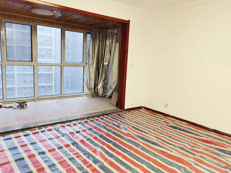 墻面粉刷滾乳膠漆：先將裝修表面上的灰塊、浮渣等雜物用開刀鏟除，如表面有油污，應(yīng)用清洗劑和清水洗凈，干燥后再用棕刷將表面灰塵清掃干凈;表面清掃后，再用底層石膏或嵌縫石膏將底層不平處填補(bǔ)好，石膏干透后局部需貼牛皮紙或?qū)Ｓ脡Σ歼M(jìn)行防裂處理，干透后進(jìn)行下一步施工。 遍應(yīng)用膠皮刮板滿刮，要求橫向刮抹平整、均勻、光滑，密實(shí)平整，線角及邊棱整齊為度。盡量刮薄，不得漏刮，接頭不得留槎，注意不要沾污門窗框及其他部位，否則應(yīng)及時(shí)清理。待遍膩?zhàn)痈赏负?，用粗砂紙打磨平整。注意操作要平衡，保護(hù)棱角，磨后用棕掃帚清掃干凈。 第二遍滿刮膩?zhàn)臃椒ㄍ?，但刮抹方向與前膩?zhàn)酉啻怪薄Ｈ缓笥么稚凹埓蚰テ秸?，否則必須進(jìn)行第三遍、第四遍，用300W太陽燈側(cè)照墻面或天棚面用粗砂紙打磨平整，用細(xì)砂紙打磨平整光滑為準(zhǔn)。