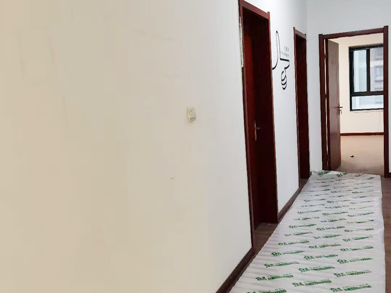 墻面粉刷滾乳膠漆：先將裝修表面上的灰塊、浮渣等雜物用開刀鏟除，如表面有油污，應(yīng)用清洗劑和清水洗凈，干燥后再用棕刷將表面灰塵清掃干凈;表面清掃后，再用底層石膏或嵌縫石膏將底層不平處填補(bǔ)好，石膏干透后局部需貼牛皮紙或?qū)Ｓ脡Σ歼M(jìn)行防裂處理，干透后進(jìn)行下一步施工。 遍應(yīng)用膠皮刮板滿刮，要求橫向刮抹平整、均勻、光滑，密實(shí)平整，線角及邊棱整齊為度。盡量刮薄，不得漏刮，接頭不得留槎，注意不要沾污門窗框及其他部位，否則應(yīng)及時(shí)清理。待遍膩?zhàn)痈赏负?，用粗砂紙打磨平整。注意操作要平衡，保護(hù)棱角，磨后用棕掃帚清掃干凈。 第二遍滿刮膩?zhàn)臃椒ㄍ?，但刮抹方向與前膩?zhàn)酉啻怪薄Ｈ缓笥么稚凹埓蚰テ秸?，否則必須進(jìn)行第三遍、第四遍，用300W太陽燈側(cè)照墻面或天棚面用粗砂紙打磨平整，用細(xì)砂紙打磨平整光滑為準(zhǔn)。