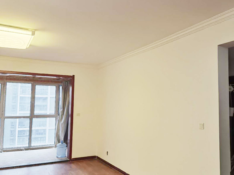 墻面粉刷滾乳膠漆：先將裝修表面上的灰塊、浮渣等雜物用開刀鏟除，如表面有油污，應(yīng)用清洗劑和清水洗凈，干燥后再用棕刷將表面灰塵清掃干凈;表面清掃后，再用底層石膏或嵌縫石膏將底層不平處填補(bǔ)好，石膏干透后局部需貼牛皮紙或?qū)Ｓ脡Σ歼M(jìn)行防裂處理，干透后進(jìn)行下一步施工。 遍應(yīng)用膠皮刮板滿刮，要求橫向刮抹平整、均勻、光滑，密實(shí)平整，線角及邊棱整齊為度。盡量刮薄，不得漏刮，接頭不得留槎，注意不要沾污門窗框及其他部位，否則應(yīng)及時(shí)清理。待遍膩?zhàn)痈赏负?，用粗砂紙打磨平整。注意操作要平衡，保護(hù)棱角，磨后用棕掃帚清掃干凈。 第二遍滿刮膩?zhàn)臃椒ㄍ椋文ǚ较蚺c前膩?zhàn)酉啻怪?。然后用粗砂紙打磨平整，否則必須進(jìn)行第三遍、第四遍，用300W太陽燈側(cè)照墻面或天棚面用粗砂紙打磨平整，用細(xì)砂紙打磨平整光滑為準(zhǔn)。