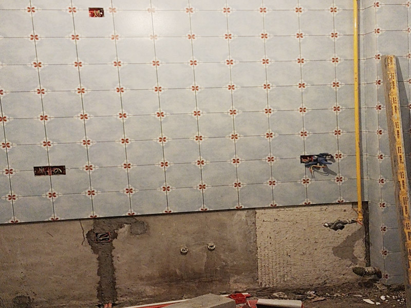 水電改造瓷磚鋪貼：工人按走向進(jìn)行墻面或地面開(kāi)槽，開(kāi)槽過(guò)程中，不允許出現(xiàn)墻面橫向開(kāi)槽大于30cm的現(xiàn)象，因?yàn)闄M向開(kāi)槽將破壞整樓的承重，使得抗震能力降低而且墻面容易開(kāi)裂。如果是保溫墻的話，開(kāi)很長(zhǎng)的橫槽有可能會(huì)導(dǎo)致開(kāi)槽上部的保溫層整體脫落。墻面開(kāi)槽一般都應(yīng)該是豎向垂直開(kāi)槽。 埋入管線(包括布線和接好管道)和暗盒，電路施工時(shí)先安裝管路，然后再穿導(dǎo)線，這樣可以避免將來(lái)?yè)Q線出現(xiàn)導(dǎo)線無(wú)法抽動(dòng)的現(xiàn)象。穿管不能使用軟管，防止出現(xiàn)死角。同時(shí)電路接頭不要裸露在外面，應(yīng)該安裝在線盒內(nèi)，分線盒之間不允許有接頭。