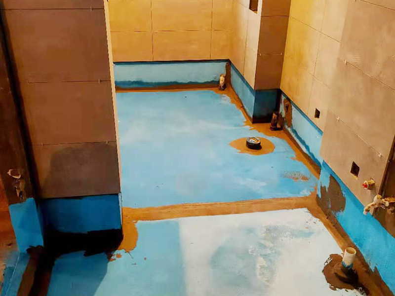衛(wèi)生間防水施工：在衛(wèi)生間內(nèi)刷第一遍防水涂料，涂料高度、厚度需要達(dá)標(biāo);2、第一遍涂料干透之后，刷第二遍涂料;3、第二遍防水涂料干透后，在涂層表面鋪保護(hù)層;4、閉水實(shí)驗(yàn)，地面上的水線需要維持在2cm以上，并在1天后，觀察是否會(huì)滲漏。