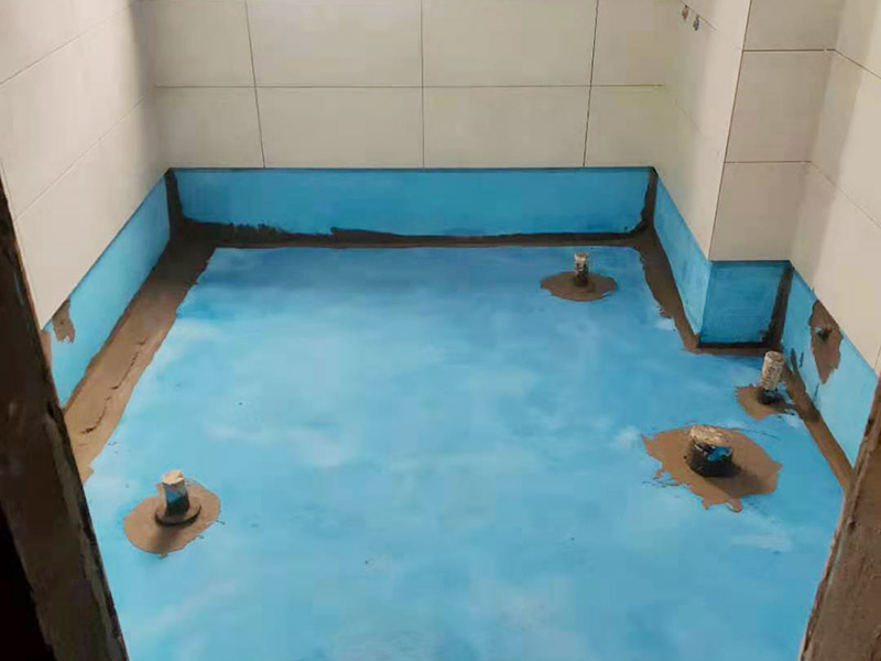 衛(wèi)生間防水施工：在衛(wèi)生間內(nèi)刷第一遍防水涂料，涂料高度、厚度需要達(dá)標(biāo);2、第一遍涂料干透之后，刷第二遍涂料;3、第二遍防水涂料干透后，在涂層表面鋪保護(hù)層;4、閉水實(shí)驗(yàn)，地面上的水線需要維持在2cm以上，并在1天后，觀察是否會(huì)滲漏。