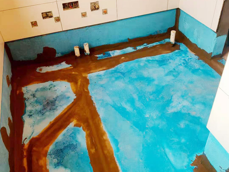 衛(wèi)生間防水施工：在衛(wèi)生間內(nèi)刷第一遍防水涂料，涂料高度、厚度需要達(dá)標(biāo);2、第一遍涂料干透之后，刷第二遍涂料;3、第二遍防水涂料干透后，在涂層表面鋪保護(hù)層;4、閉水實(shí)驗(yàn)，地面上的水線需要維持在2cm以上，并在1天后，觀察是否會(huì)滲漏。