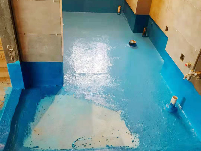 衛(wèi)生間防水施工：在衛(wèi)生間內(nèi)刷第一遍防水涂料，涂料高度、厚度需要達(dá)標(biāo);2、第一遍涂料干透之后，刷第二遍涂料;3、第二遍防水涂料干透后，在涂層表面鋪保護(hù)層;4、閉水實(shí)驗(yàn)，地面上的水線需要維持在2cm以上，并在1天后，觀察是否會(huì)滲漏。
