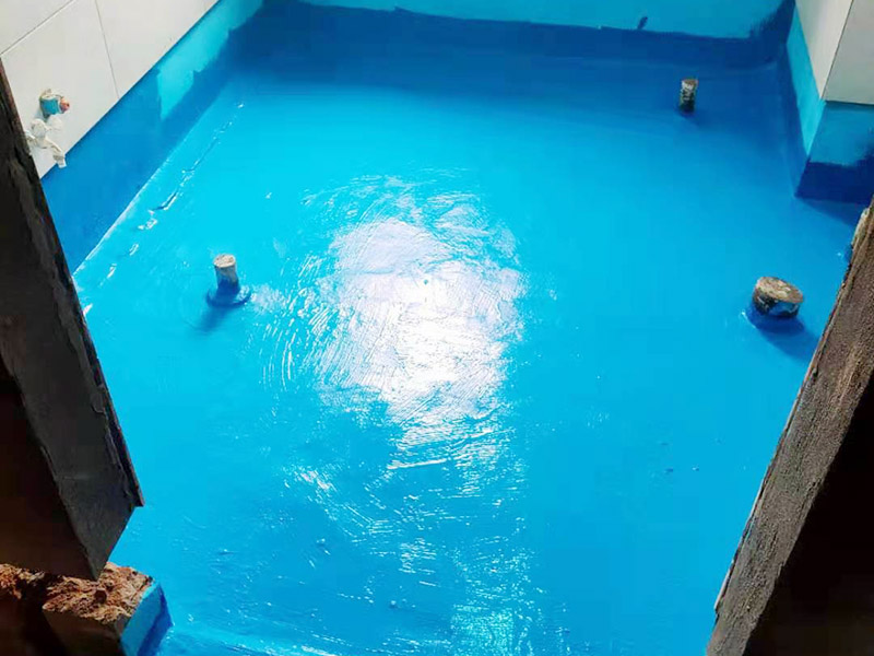 衛(wèi)生間防水施工：在衛(wèi)生間內(nèi)刷第一遍防水涂料，涂料高度、厚度需要達(dá)標(biāo);2、第一遍涂料干透之后，刷第二遍涂料;3、第二遍防水涂料干透后，在涂層表面鋪保護(hù)層;4、閉水實(shí)驗(yàn)，地面上的水線需要維持在2cm以上，并在1天后，觀察是否會(huì)滲漏。