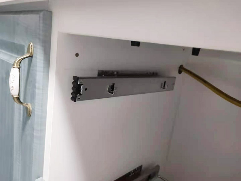 廚房安裝柜籃：首先將軌道的大小進(jìn)行匹配。然后選擇一個(gè)合適的鉆頭。因?yàn)樾枰獙⒙萁z固定住，這就需要有一個(gè)螺絲孔。不同的櫥柜材質(zhì)以及螺絲大小都需要不同的鉆頭。而且裝修者應(yīng)該根據(jù)該櫥柜拉籃螺絲的大小在櫥柜和墻體上都打出一個(gè)大小適中的螺絲孔。 在合適的位置上打造出合適的鉆孔之后，就需要安裝螺絲了。對(duì)于櫥柜的拉籃來(lái)說(shuō)，安裝時(shí)也需要一些漲塞，這樣才可以保證螺絲的固定更加結(jié)實(shí)，更加經(jīng)久耐用。當(dāng)然漲塞需要留出一部分在外面，這樣才方便放置拉籃。