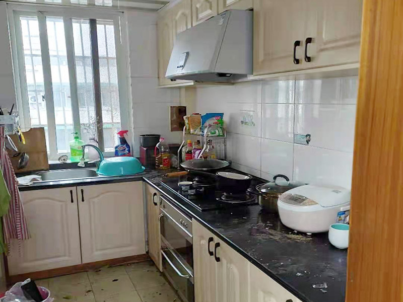 櫥柜門(mén)維修更換：首先要固定上軌道。軌道前飾面與柜櫥表面在同一平面，上導(dǎo)軌平放在預(yù)留位置。然后，將兩扇門(mén)放入導(dǎo)軌，使用水平或垂直尺測(cè)量門(mén)框的垂直度，調(diào)整上下導(dǎo)軌位置并固定。再次檢查門(mén)體是否與兩面平行，我們可以調(diào)整底輪，調(diào)整門(mén)體，達(dá)到邊框和兩邊的水平；最后將防跳裝置固定好