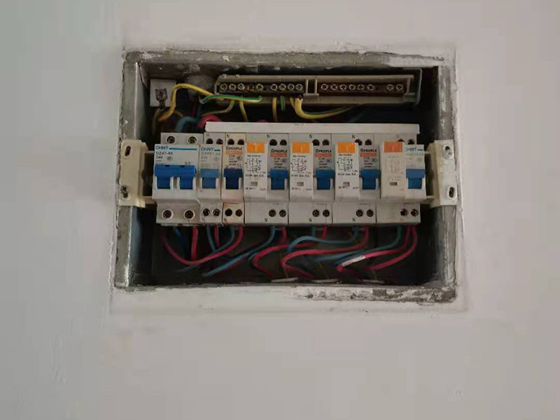 家庭空氣開關更換：可以先用電筆測試后面的火線是否有電，用電筆的探頭觸碰裸露銅絲，若果電筆發(fā)生反映就說明電路正常，是開關壞了，若果都沒反應，可能是電路有問題，需要找專業(yè)電工進行問題排查 更換方法很簡單，只要把固定螺絲松開用尖嘴鉗取下并裝到新的開關上即可（注意別把火線和零線裝反了，很多家庭開關往往開其狀態(tài)反而是關燈就是因為裝反了，一般紅色標志是火線，黑色或藍色是零線）