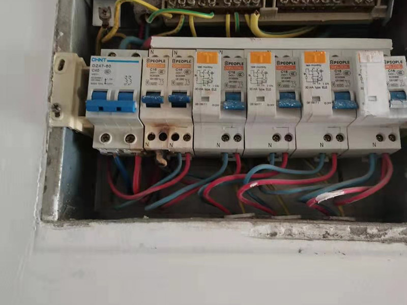 家庭空氣開關更換：可以先用電筆測試后面的火線是否有電，用電筆的探頭觸碰裸露銅絲，若果電筆發(fā)生反映就說明電路正常，是開關壞了，若果都沒反應，可能是電路有問題，需要找專業(yè)電工進行問題排查 更換方法很簡單，只要把固定螺絲松開用尖嘴鉗取下并裝到新的開關上即可（注意別把火線和零線裝反了，很多家庭開關往往開其狀態(tài)反而是關燈就是因為裝反了，一般紅色標志是火線，黑色或藍色是零線）