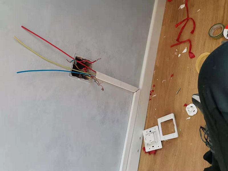 客廳明裝電路維修：從起始端到終結(jié)端，先干線支線找好水平線和垂直線。用粉線袋在線路中心彈線，并分均檔距，確定固定點(diǎn)位置。在固定點(diǎn)位置處用電錘鉆孔，然后埋入塑料脹管或傘型螺栓，供線槽固定。根據(jù)放置電線的截面大小及根數(shù)，選用適當(dāng)規(guī)格的線槽。 將線槽的底板橫平豎直地緊貼房屋墻壁、頂面的表面。固定線槽時(shí)，一般先固定兩端再固定中間。線槽對接縫與槽蓋對接縫應(yīng)錯(cuò)開并不小于10cm。槽底、槽蓋與各種附件相對接時(shí)，接縫處應(yīng)嚴(yán)密平整，固定牢固。盒子都應(yīng)兩點(diǎn)固定，各種附件角、轉(zhuǎn)角、三通等固定點(diǎn)不應(yīng)少于兩點(diǎn)。在線路分支接頭處應(yīng)采用相應(yīng)的接線箱。