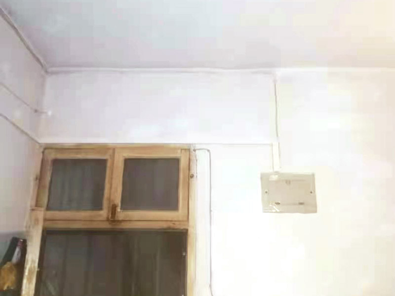 全屋明裝線路：畫框線：根據需要，在墻面的合適處畫出埋穴位置，并比照接線盒大?。ㄋ闹躡ai放大2&mdash;3毫米），畫出開鑿范圍框線（兩個裝蓋孔應保持水平）。 鑿框線：以平口鑿沿柜線垂直鑿出深溝，然后從框內向框外斜鑿去磚角，反復進行，并注意不得崩裂框線。 鑿穴孔：將框內多余磚角鑿去，直至深度略大于接線盒高度，不得過淺或過深。 修乎穴孔：鑿平埋穴四周與穴底，以放人接線盒端正、服帖為宜。 現埋接線盒：裝正接線盒，敲去安裝孔蓋，對準線槽，并使裝蓋面稍稍伸出磚砌面，且低于粉刷面3&mdash;5毫米，再用調成膏狀的水泥粘牢 穿線引入：利用線管內事先穿入的引線，將待裝電線引入線管之中。