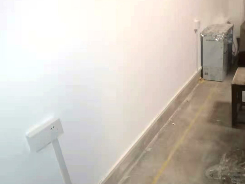 全屋明裝線路：畫框線：根據需要，在墻面的合適處畫出埋穴位置，并比照接線盒大?。ㄋ闹躡ai放大2&mdash;3毫米），畫出開鑿范圍框線（兩個裝蓋孔應保持水平）。 鑿框線：以平口鑿沿柜線垂直鑿出深溝，然后從框內向框外斜鑿去磚角，反復進行，并注意不得崩裂框線。 鑿穴孔：將框內多余磚角鑿去，直至深度略大于接線盒高度，不得過淺或過深。 修乎穴孔：鑿平埋穴四周與穴底，以放人接線盒端正、服帖為宜。 現埋接線盒：裝正接線盒，敲去安裝孔蓋，對準線槽，并使裝蓋面稍稍伸出磚砌面，且低于粉刷面3&mdash;5毫米，再用調成膏狀的水泥粘牢 穿線引入：利用線管內事先穿入的引線，將待裝電線引入線管之中。