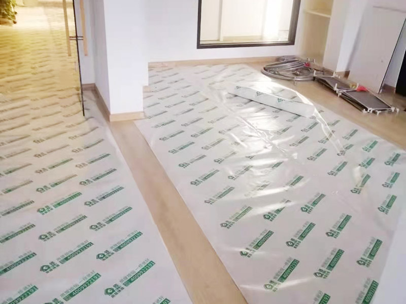 地板成品保護(hù)維修：防止磕碰：可以鋪一些柔軟耐沖擊的材料，加以防護(hù)。 防污染：后期的墻漆、膠水、有機(jī)溶劑有可能在施工中不慎滴落，污染木質(zhì)裝飾表面，可以鋪些隔離物加以防護(hù)。安裝過(guò)程中，應(yīng)注意輕拿輕放，不能碰傷、劃傷，好的鋁材應(yīng)貼好保護(hù)膜和標(biāo)簽。