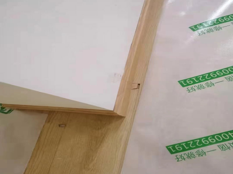 地板成品保護(hù)維修：防止磕碰：可以鋪一些柔軟耐沖擊的材料，加以防護(hù)。 防污染：后期的墻漆、膠水、有機(jī)溶劑有可能在施工中不慎滴落，污染木質(zhì)裝飾表面，可以鋪些隔離物加以防護(hù)。安裝過(guò)程中，應(yīng)注意輕拿輕放，不能碰傷、劃傷，好的鋁材應(yīng)貼好保護(hù)膜和標(biāo)簽。