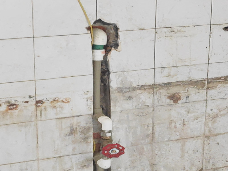 水電改造維修：水電改造，一定要注意查看原本的線路，比如電氣的原本線路設(shè)計(jì)情況、以及相關(guān)的照明，插座等是否采用分路控制的方式，這樣才能避免因?qū)υ揪€路的設(shè)計(jì)不了解而隨意檢查，造成不必要的麻煩。 水電維修改造，要檢查排水設(shè)施，通常情況下，在家裝中對(duì)于水電的改造是比較常見的，而這樣的情況下需要注意檢查排水系統(tǒng)，避免因改造中出現(xiàn)的一些疏忽，直接導(dǎo)致排水出現(xiàn)不暢通、或者是堵塞現(xiàn)象。