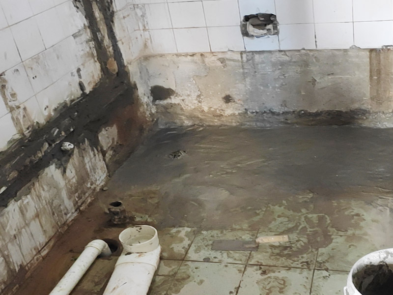 水電改造維修：水電改造，一定要注意查看原本的線路，比如電氣的原本線路設(shè)計(jì)情況、以及相關(guān)的照明，插座等是否采用分路控制的方式，這樣才能避免因?qū)υ揪€路的設(shè)計(jì)不了解而隨意檢查，造成不必要的麻煩。 水電維修改造，要檢查排水設(shè)施，通常情況下，在家裝中對(duì)于水電的改造是比較常見的，而這樣的情況下需要注意檢查排水系統(tǒng)，避免因改造中出現(xiàn)的一些疏忽，直接導(dǎo)致排水出現(xiàn)不暢通、或者是堵塞現(xiàn)象。