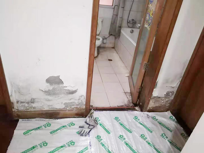 衛(wèi)生間滲水維修：若是衛(wèi)生間的局部地方出現(xiàn)漏水，最有可能造成這個問題的原因是防水層的損壞，這個時候我們需要吧漏水區(qū)域的防水層重新裝修過，就可以了。但是在進(jìn)行維修的時候，需要特別注意，由于我們是對一部分區(qū)域進(jìn)行維修，因此和之前的用的防水層不能有太大的差別，以免自由局部損壞，造成整體損壞。 地漏通道在進(jìn)行長時間的使用，也有可能會出現(xiàn)老化的問題，這個時候需要對原有的地漏進(jìn)行更換，但是在更換的時候，要注意保持地漏下水管的清潔，以免造成地漏堵塞，或污水流進(jìn)樓下的用戶家中，這就不好了。