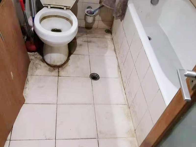 衛(wèi)生間滲水維修：若是衛(wèi)生間的局部地方出現(xiàn)漏水，最有可能造成這個問題的原因是防水層的損壞，這個時候我們需要吧漏水區(qū)域的防水層重新裝修過，就可以了。但是在進(jìn)行維修的時候，需要特別注意，由于我們是對一部分區(qū)域進(jìn)行維修，因此和之前的用的防水層不能有太大的差別，以免自由局部損壞，造成整體損壞。 地漏通道在進(jìn)行長時間的使用，也有可能會出現(xiàn)老化的問題，這個時候需要對原有的地漏進(jìn)行更換，但是在更換的時候，要注意保持地漏下水管的清潔，以免造成地漏堵塞，或污水流進(jìn)樓下的用戶家中，這就不好了。