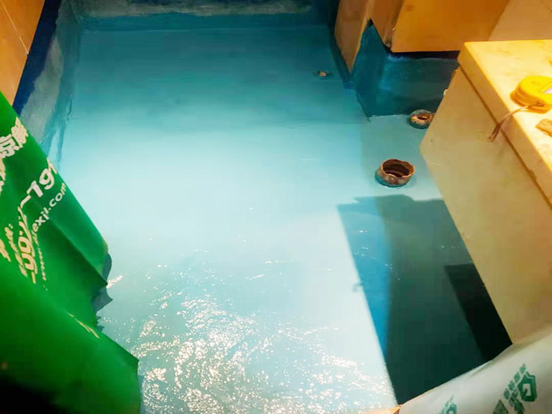 地面刷第五次防水：基層清理先將基層表面上的灰皮用鏟刀除掉，用笤帚將塵土、砂粒等雜物清掃干凈，尤其是管根，地漏和排水口等部位要仔細(xì)清理。 涂覆根據(jù)工程的特點(diǎn)和要求，選擇適當(dāng)?shù)墓しāＭ扛矔r(shí)要盡量均勻，不能有局部沉積，并要求多滾刷幾次使涂料與基層之間密實(shí)，不留氣泡，粘結(jié)嚴(yán)實(shí)。 保護(hù)層與裝飾層須在防水層完成2天后進(jìn)行。為了抹砂漿時(shí)施工方便，也可在防水層后一遍涂覆后，立即撒上干凈的中粗砂。