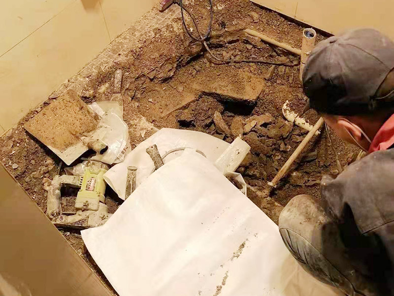 走廊保護裝修施工：各種裝修物料的進場以及各種建筑裝修垃圾的清理，都會經(jīng)過入戶門，這些物品在搬運的過程中，難免會和入戶門發(fā)生磕碰，造成入戶門的磕碰劃傷，所以，第一個需要做好成品保護的地方就是入戶門。 做法：在裝修開工前直到家具進場期間，都需要對入戶門進行保護！可以使用成品保護膜將門包裹。