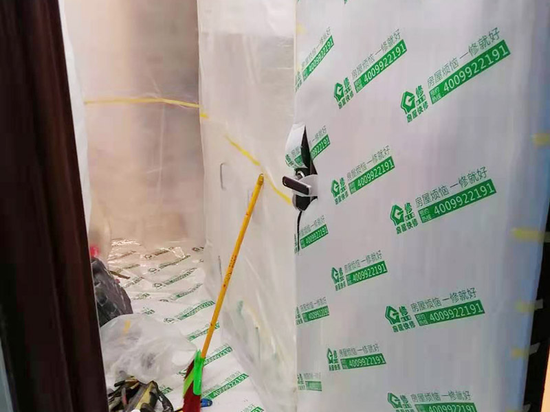 走廊保護裝修施工：各種裝修物料的進場以及各種建筑裝修垃圾的清理，都會經(jīng)過入戶門，這些物品在搬運的過程中，難免會和入戶門發(fā)生磕碰，造成入戶門的磕碰劃傷，所以，第一個需要做好成品保護的地方就是入戶門。 做法：在裝修開工前直到家具進場期間，都需要對入戶門進行保護！可以使用成品保護膜將門包裹。