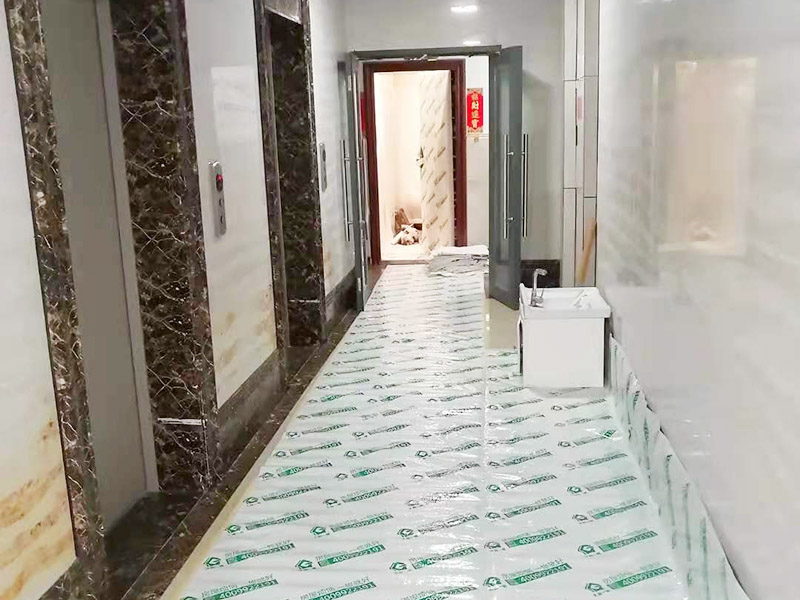 走廊保護裝修施工：各種裝修物料的進場以及各種建筑裝修垃圾的清理，都會經(jīng)過入戶門，這些物品在搬運的過程中，難免會和入戶門發(fā)生磕碰，造成入戶門的磕碰劃傷，所以，第一個需要做好成品保護的地方就是入戶門。 做法：在裝修開工前直到家具進場期間，都需要對入戶門進行保護！可以使用成品保護膜將門包裹。