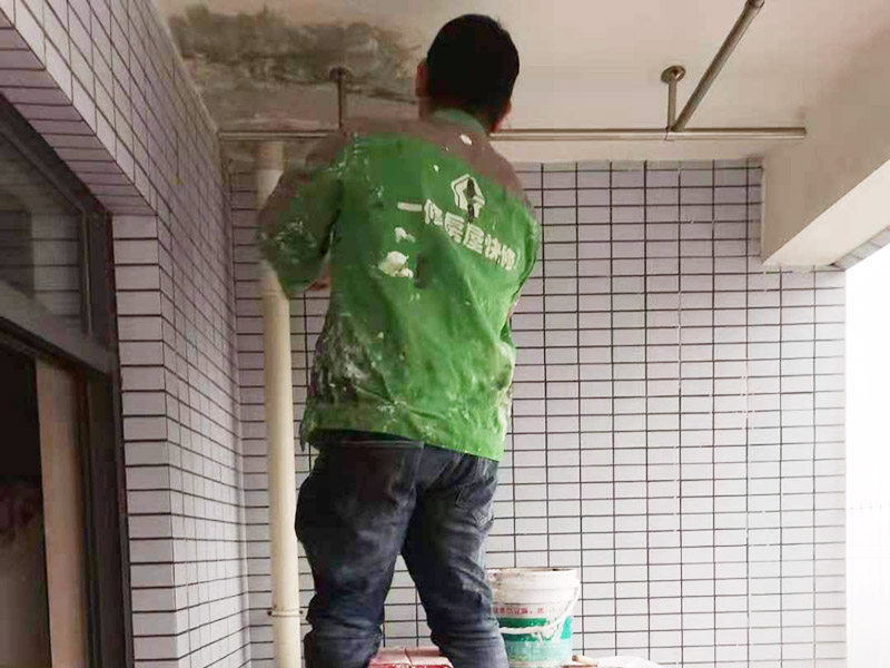 陽臺頂面掉皮：需要先把出現(xiàn)問題的地方鏟除，并將鏟除部分的邊緣磨平滑后，重新刮一次膩子，上底漆，再刷再涂。當墻面剝落比較嚴重時，需要考慮對基層做加固處理。步驟是先將原墻體鏟除至墻面基層，然后用界面劑或者封固底漆重新涂刷一遍，最后再按照粉刷石膏找平、貼網(wǎng)格布(加固防裂)、批刮墻襯三遍后打磨平整。