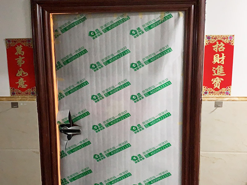 保護措施建渣處理：1、各工種在施工中不得污染、損壞其他工種的成品和半成品。 2、材料表面保護膜應在工程竣工時拆除。 3、易碎、易崩邊的已加工好的石材板材，不得長期受雨淋，并應采取立方，光面相對，板塊下應支墊木方，現(xiàn)場搬運時也應按上述要求。特別要注意防止成品石材在運輸和堆放過程中角部的損壞（如采用塑料護角）。 4、施工過程中材料搬運過程中應注意防止損壞電梯、樓道內(nèi)已裝修好的墻面、頂棚和門窗等。