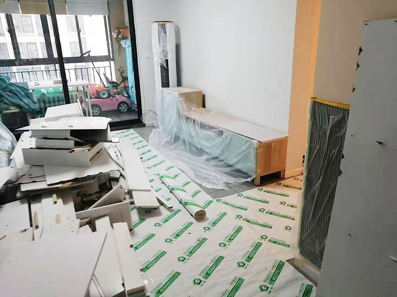 家具安裝成品保護入戶門扇用公司統(tǒng)一的門貼進行全面包裹保護，用透明膠帶將保護膜粘貼牢固平整。 用標(biāo)準(zhǔn)保護膜將門框三面保護完整并固定牢固。 工程完工后拆除保護膜時如果有粘貼時的膠痕，應(yīng)用酒精或?qū)Ｓ玫那逦蹌┣宄z痕。 木地板施工前，將地面用吸塵器清理干凈。 木地板施工后，用產(chǎn)品自帶的防潮墊或標(biāo)準(zhǔn)保護在通道鋪貼進行保護。