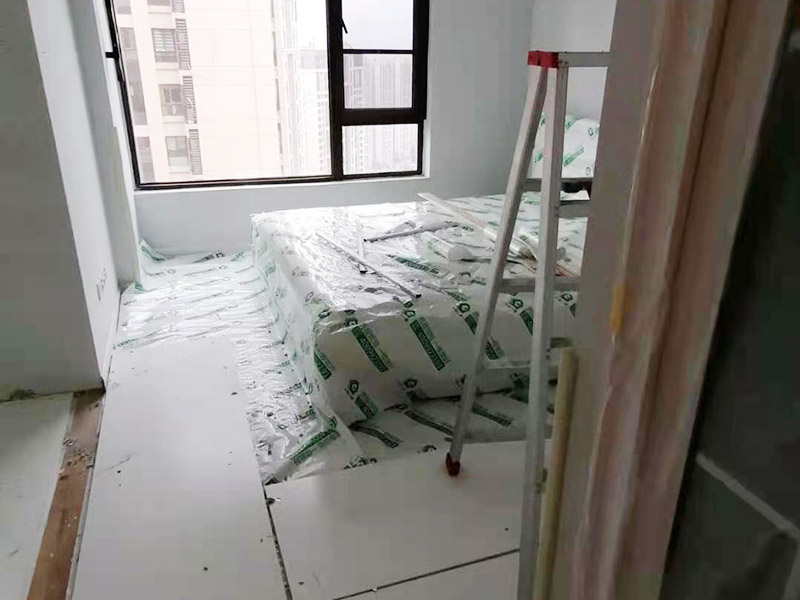 家具安裝成品保護入戶門扇用公司統(tǒng)一的門貼進行全面包裹保護，用透明膠帶將保護膜粘貼牢固平整。 用標(biāo)準(zhǔn)保護膜將門框三面保護完整并固定牢固。 工程完工后拆除保護膜時如果有粘貼時的膠痕，應(yīng)用酒精或?qū)Ｓ玫那逦蹌┣宄z痕。 木地板施工前，將地面用吸塵器清理干凈。 木地板施工后，用產(chǎn)品自帶的防潮墊或標(biāo)準(zhǔn)保護在通道鋪貼進行保護。