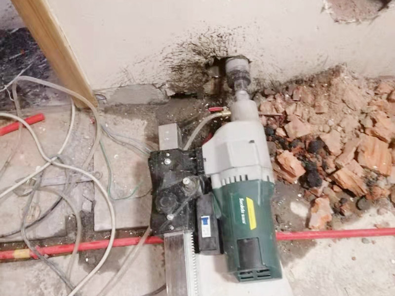 墻壁打孔服務：為了保證施工的安全性，不建議業(yè)主親自動手，墻體打孔一般是由專業(yè)的師傅來完成的。不夠專業(yè)的技術人員不僅可能對墻體造成損傷，有可能還會發(fā)生意外事故，對業(yè)主的利益造成威脅。 打孔看起很簡單，其實是個技術活，大家在打孔的時候，切勿操之過急。在打孔的過程中應來回的抽插，這樣可以防止干粉卡鉆。另外，墻體打孔時鉆頭一定要穩(wěn)，不要左搖右搖，因為你搖的一起，相當于加大鉆頭的摩擦力。