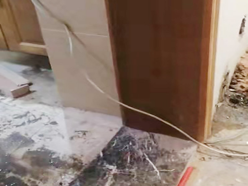 墻壁打孔服務：為了保證施工的安全性，不建議業(yè)主親自動手，墻體打孔一般是由專業(yè)的師傅來完成的。不夠專業(yè)的技術人員不僅可能對墻體造成損傷，有可能還會發(fā)生意外事故，對業(yè)主的利益造成威脅。 打孔看起很簡單，其實是個技術活，大家在打孔的時候，切勿操之過急。在打孔的過程中應來回的抽插，這樣可以防止干粉卡鉆。另外，墻體打孔時鉆頭一定要穩(wěn)，不要左搖右搖，因為你搖的一起，相當于加大鉆頭的摩擦力。