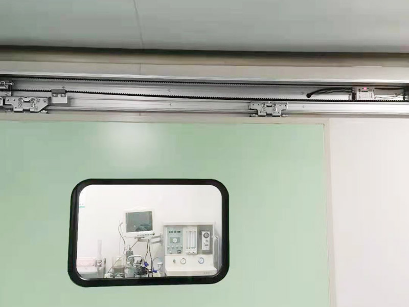 感應(yīng)門安裝維修：上、下門軸必須在一條垂直線上，玻璃門必須由一根鋼結(jié)構(gòu)的橫梁構(gòu)成，上門軸必須焊接到橫梁上，因?yàn)樯祥T軸是整個(gè)玻璃門的支撐點(diǎn)，必須牢固。上梁禁止使用薄木龍骨結(jié)構(gòu)，因?yàn)樯祥T軸和木龍骨結(jié)構(gòu)之間的連接點(diǎn)只能用自攻螺釘固定。由于打開的門的數(shù)量，隨著時(shí)間的推移，上門軸會(huì)容易脫落，造成危險(xiǎn)。 埋設(shè)地彈簧時(shí)，應(yīng)在原地面上刻一個(gè)長(zhǎng)方形的方形坑，其周長(zhǎng)大于地彈簧底座的10毫米，用于塞住高檔水泥砂漿，并起到牢固的作用。