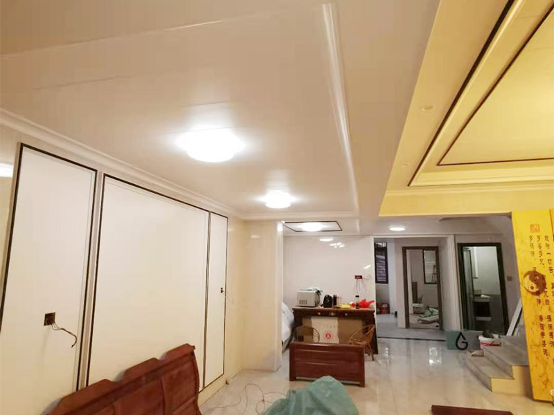 客廳造型安裝：客廳吊頂施工準(zhǔn)備,客廳吊頂施工準(zhǔn)備包含檢查設(shè)備管道是否安裝完畢、檢查結(jié)構(gòu)尺寸與設(shè)計(jì)圖是否相符、準(zhǔn)備好吊頂安裝材料和工具等工作。 安裝龍骨,龍骨分為兩個,分別是主龍骨和次龍骨。在進(jìn)行安裝時(shí),要先將每條主龍骨吊到稍高于標(biāo)高線的位置上臨時(shí)固定,假如吊頂面積較大,可分成多個部分,依次吊裝。安裝完主龍骨之后,在安裝次龍骨就行了。