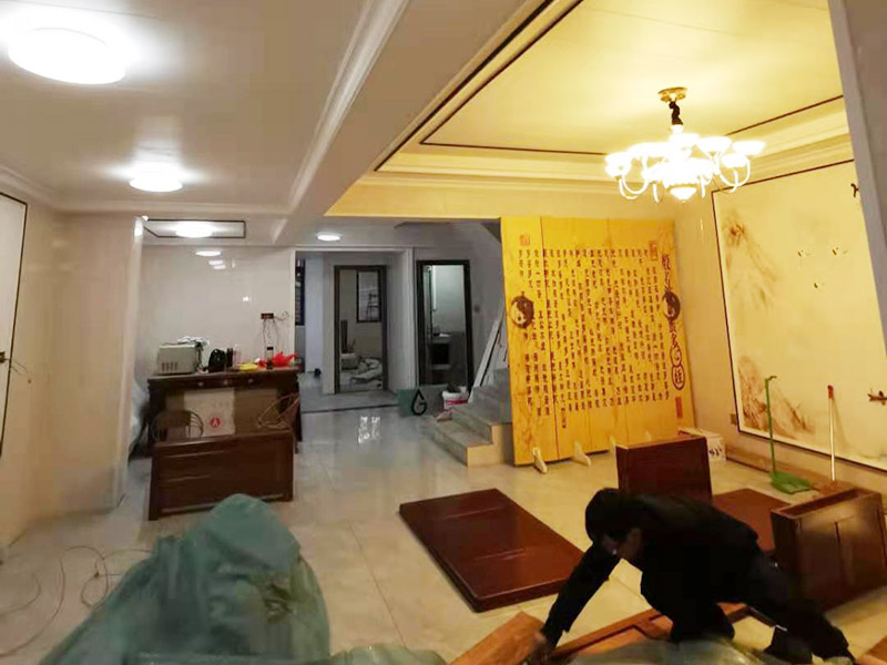 客廳造型安裝：客廳吊頂施工準(zhǔn)備,客廳吊頂施工準(zhǔn)備包含檢查設(shè)備管道是否安裝完畢、檢查結(jié)構(gòu)尺寸與設(shè)計(jì)圖是否相符、準(zhǔn)備好吊頂安裝材料和工具等工作。 安裝龍骨,龍骨分為兩個,分別是主龍骨和次龍骨。在進(jìn)行安裝時(shí),要先將每條主龍骨吊到稍高于標(biāo)高線的位置上臨時(shí)固定,假如吊頂面積較大,可分成多個部分,依次吊裝。安裝完主龍骨之后,在安裝次龍骨就行了。