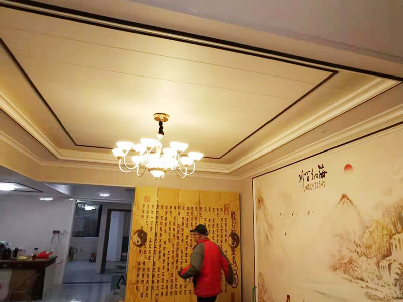 客廳造型安裝：客廳吊頂施工準(zhǔn)備,客廳吊頂施工準(zhǔn)備包含檢查設(shè)備管道是否安裝完畢、檢查結(jié)構(gòu)尺寸與設(shè)計(jì)圖是否相符、準(zhǔn)備好吊頂安裝材料和工具等工作。 安裝龍骨,龍骨分為兩個,分別是主龍骨和次龍骨。在進(jìn)行安裝時(shí),要先將每條主龍骨吊到稍高于標(biāo)高線的位置上臨時(shí)固定,假如吊頂面積較大,可分成多個部分,依次吊裝。安裝完主龍骨之后,在安裝次龍骨就行了。